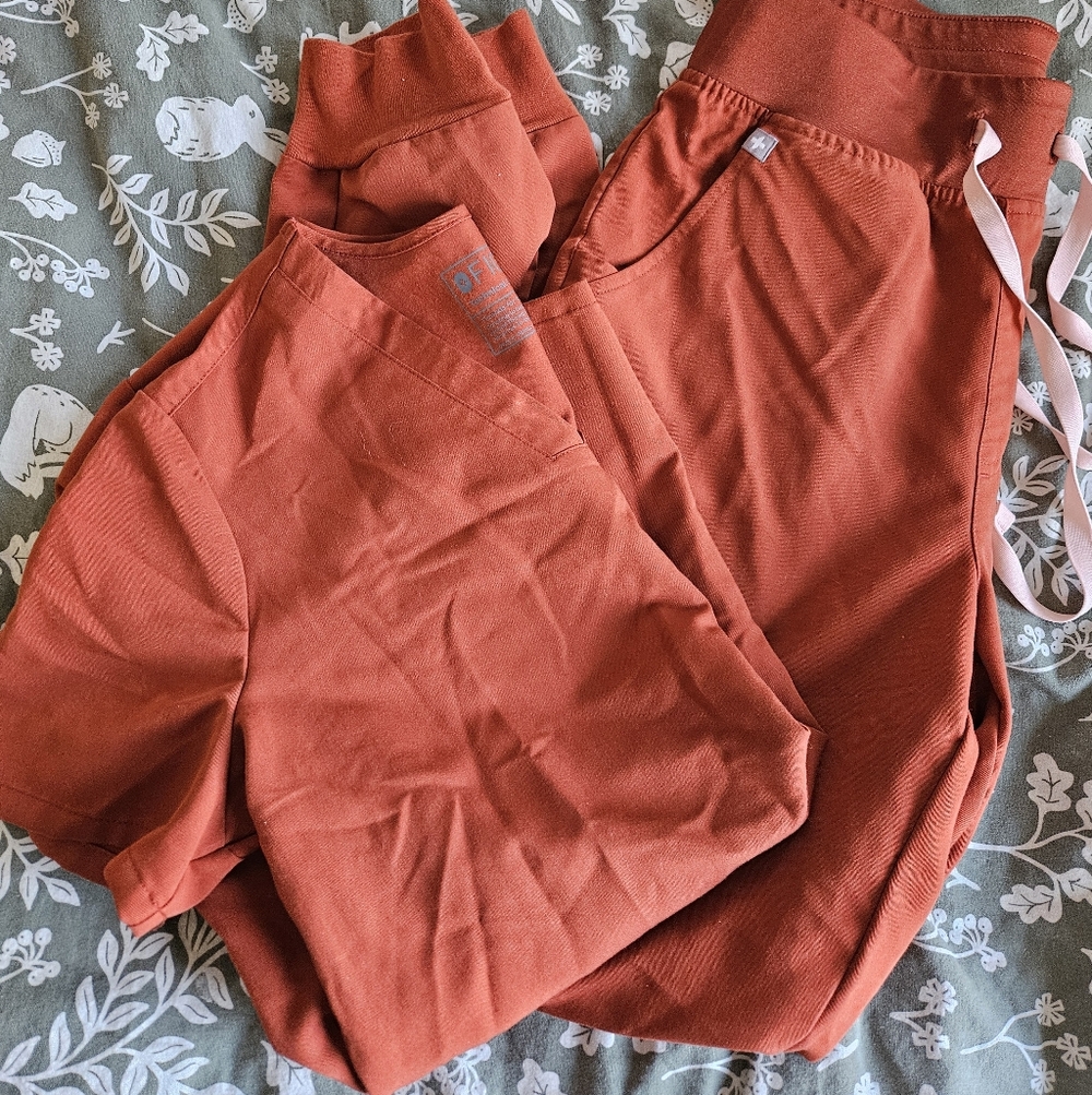 Figs Burnt Orange Scrub